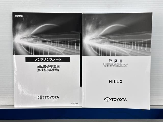 メンテナンスノート、取扱説明書ですね。　車の情報が凝縮されています。　車の整備記録が記載されている大事な物ですよ。