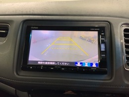 リバースギアに入れるだけで後方の表示へ切り替わります。夜間や雨の日の駐車も楽になりますよ。