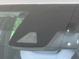 【トヨタセーフティセンス】走行中に前方の車両等を認識し、衝突しそうな時は警報とブレーキで衝突回避と被害軽減をアシスト。より安全にドライブをお楽しみいただけます。