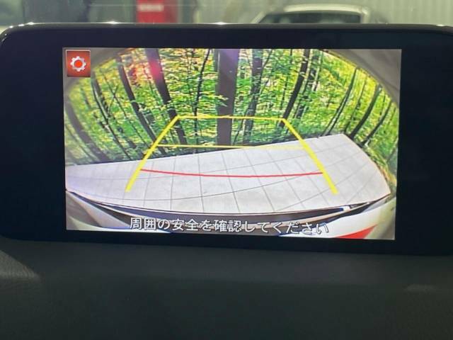 【バックカメラ】駐車時に後方がリアルタイム映像で確認できます。大型商業施設や立体駐車場での駐車時や、夜間のバック時に大活躍！運転スキルに関わらず、今や必須となった装備のひとつです！