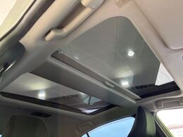 【左右独立ムーンルーフ】2列目左右席にそれぞれ配置されたガラスルーフ！日差しに合わせて片側だけシェードを閉めることも可能です！