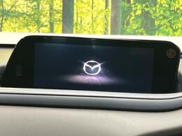 【8インチマツダコネクト】車内の雰囲気にマッチした大型のディスプレイ。スマホ接続でのナビ使用やBluetooth再生等、様々な機能が楽しめます。直感的なダイヤル操作が可能で、使い勝手も良好です。