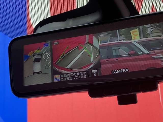 スマートルームミラーです。後部座席に人が座っていても後方を確認できます。アラウンドビューモニターも映せます。