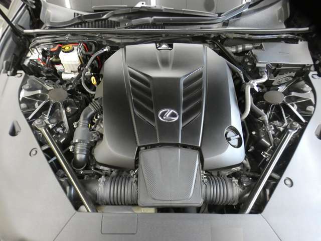 【主要諸元】　V型8気筒DOHC/4968cc/10速AT/FR　477ps/55.1kg.m　4800rpm全長477×全幅192×全高134