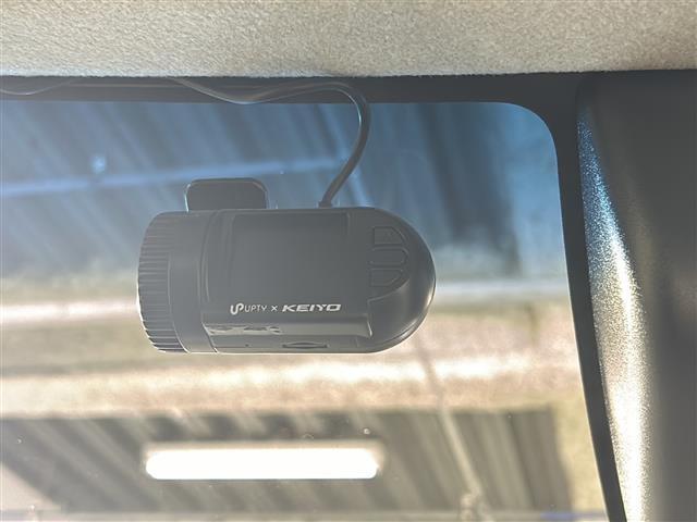 【ドライブレコーダー】映像・音声などの運転中の記録を残します。事故などを起こした起こされた時の証拠になりえますので、もしも時でも安心ですね。