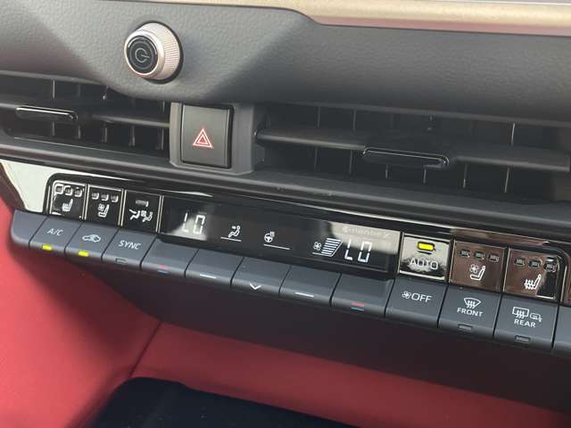【運転席操作部】『運転席周辺の装備』の画像になります。快適なドライブを楽しむための機能が装備されています！運転席から触れるので使いやすいです！