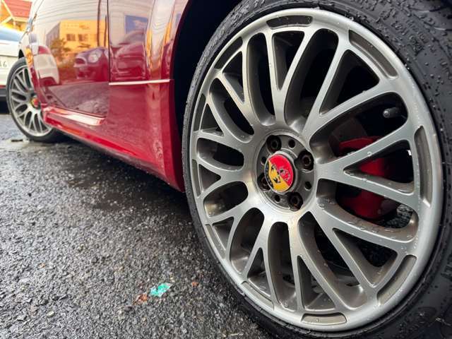 ボディとマッチした純正アルミ装着車となっております♪ガリキズやブレーキダスト等の汚れも少なくキレイな状態です♪車は足元からと言葉がピッタリな車両です♪夏・冬タイヤのご相談もお気軽にお申し付けください♪