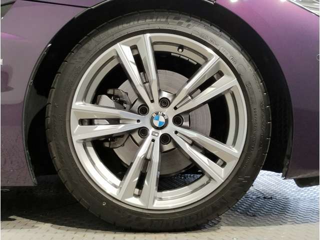 【BMWアロイホイル】軽量かつ強度に拘ったアロイホイル。走行性能ポテンシャルを引き出す設計。車の足元を引き締めてくれる大きなポイントはアロイホイルです。