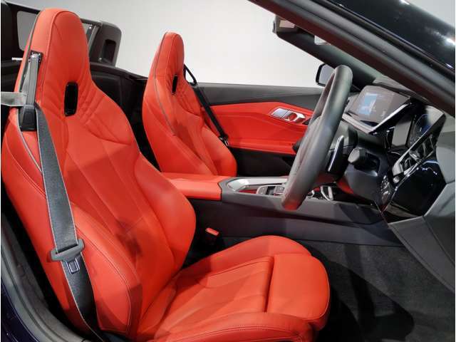 【コックピットシート】BMW車の主役席。車体中央にくる様に配置し車両重心とが一致する事でドライバーと車との一体感あるドライビングを実現。人間工学に基づき形成した形状が長時間のドライブ疲労も軽減します！