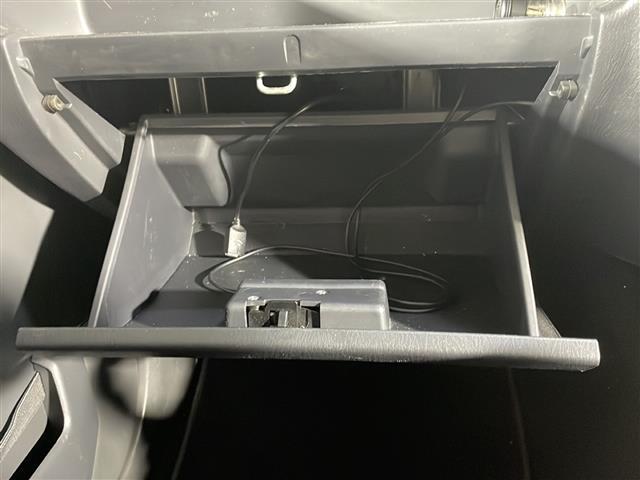 【グローブボックス】車検証ケースや、日頃使う小物類の収納に便利ですね！