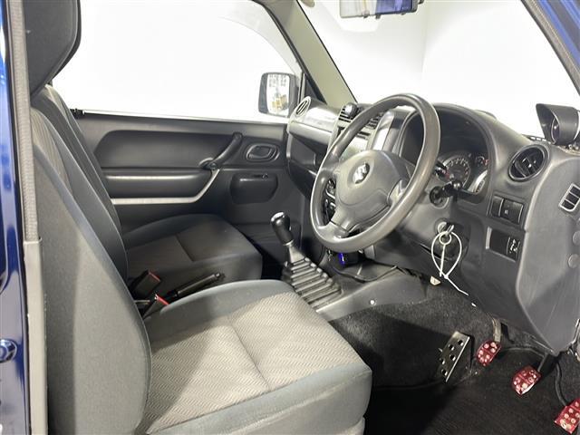 【運転席】座り心地が良いシートなので長時間の運転でも快適にお過ごしいただけます。新品のフロアマットのご注文も可能です。掲載箇所以外にご希望の写真がございましたらお気軽にお問い合わせ下さい。