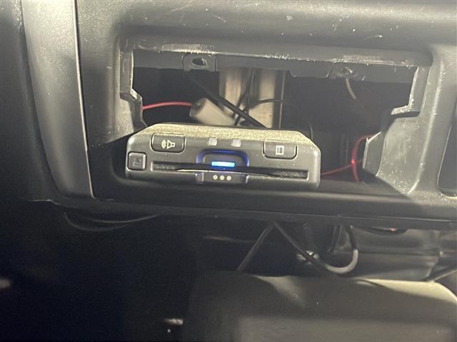 【ETC】有料道路を利用する際に料金所で停止することなく通過できる、ETC車載器（ノンストップ自動料金収受システム機器）が装備されています。セットアップを行うことで利用可能になります。