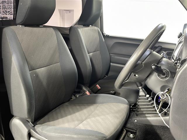【運転席】座り心地が良いシートなので長時間の運転でも快適にお過ごしいただけます。新品のフロアマットのご注文も可能です。掲載箇所以外にご希望の写真がございましたらお気軽にお問い合わせ下さい。