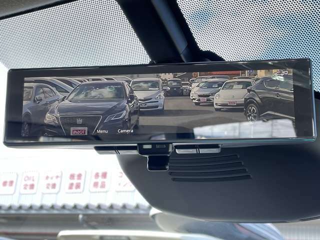 後方のカメラ映像をルームミラー面に映し、車内の状況や天候などに影響されずいつでもクリアな後方の視界が得られます。