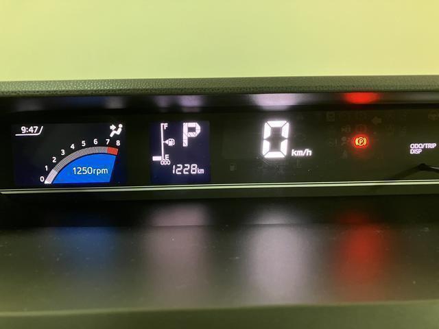 走行距離にご注目！弊社元試乗車ですよ♪視認性がよい自発光式メーターで逆光やトンネル走行時も見やすいんです♪燃費計や外気温、航続可能距離がわかるマルチインフォメーションディスプレイ付きです☆