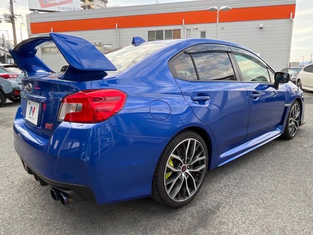 【大型リヤスポイラー】スポーツカーらしさがグッと引き立つ大型リヤスポイラーを装着♪高速走行時のスタビリティ（走行安定性）向上に役立ちます。