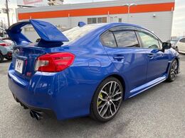 【大型リヤスポイラー】スポーツカーらしさがグッと引き立つ大型リヤスポイラーを装着♪高速走行時のスタビリティ（走行安定性）向上に役立ちます。
