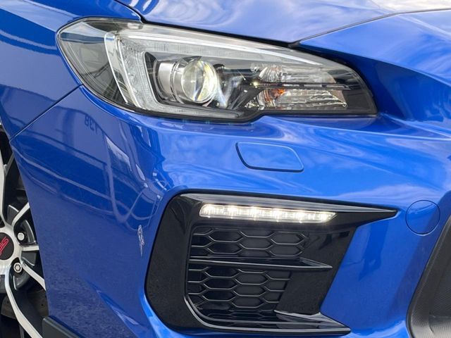 【LEDヘッドライト】悪天候や夜間走行時も良好な視界を確保し安心して運転できる高輝度LEDヘッドライトを装備！点灯速度が早く、消費電力も抑えられています。