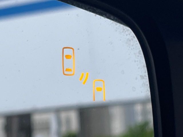 【リヤビークルディティクション】走行中、ドアミラーの死角になりやすい箇所に後続車が接近するとサイドミラー付近に警告を表示、ドライバーに注意喚起と、万一の際はハンドル操作をアシストをします。