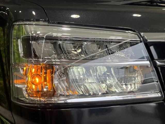 【LEDヘッドライト】悪天候や夜間走行時も良好な視界を確保し安心して運転できる高輝度LEDヘッドライトを装備！点灯速度が早く、消費電力も抑えられています。