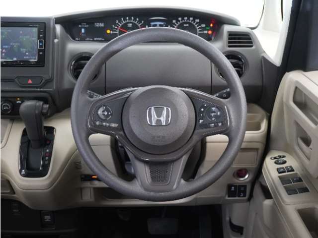 【Honda SENSING】 カメラ等装置で精度の高い検知能力を発揮、安全運転を支援します。ステアリング上のコントローラーに注目！