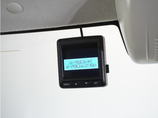 ◆ドライブレコーダー◆映像・音声などを記録する自動車用の装置です。　もしもの事故の際の記録はもちろん、旅行の際の思い出としてドライブの映像を楽しむことができます。
