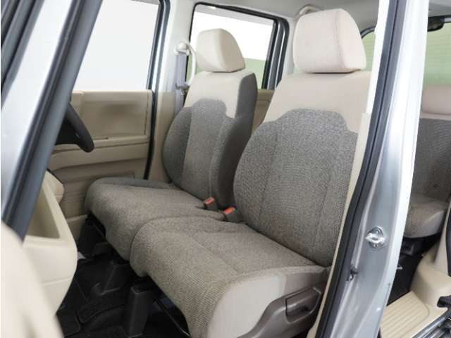 運転席と助手席は足元が繋がっているので自由に行き来しやすいので駐車場が狭いときでも助手席側からスムーズに乗り降りできて便利！