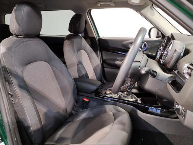 MINIの少し硬めのシートは乗り降りもしやすく、長距離ドライブでも疲れにくいように設計されております！
