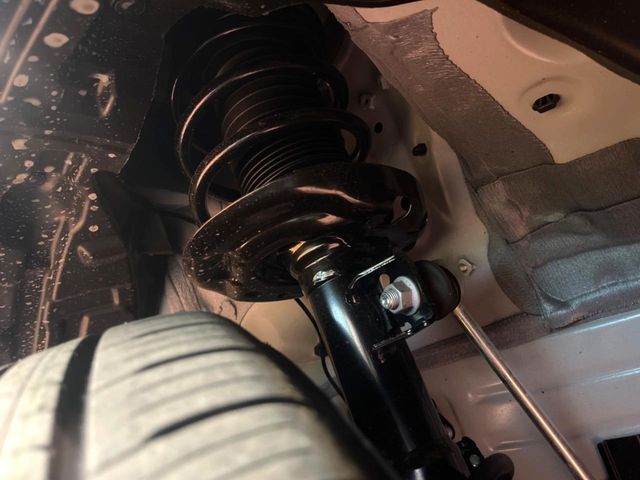 お車を安心してお乗りいただく為には、足回りの定期点検が欠かせません。サービスサポート（有償保証）では無料点検もご提供しており、安心のカーライフをお過ごしいただけるサポート体制が整っています。