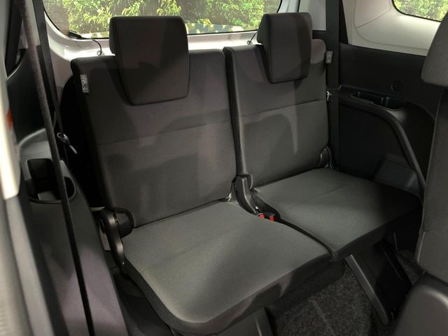 床下収納式のサードシートです。座席部分をコンパクトに収納でき、広大な荷室スペースとしてお使いいただけます！乗車人数や荷物の量など利用シーンに合わせて3列目を有効活用でき、とっても便利♪