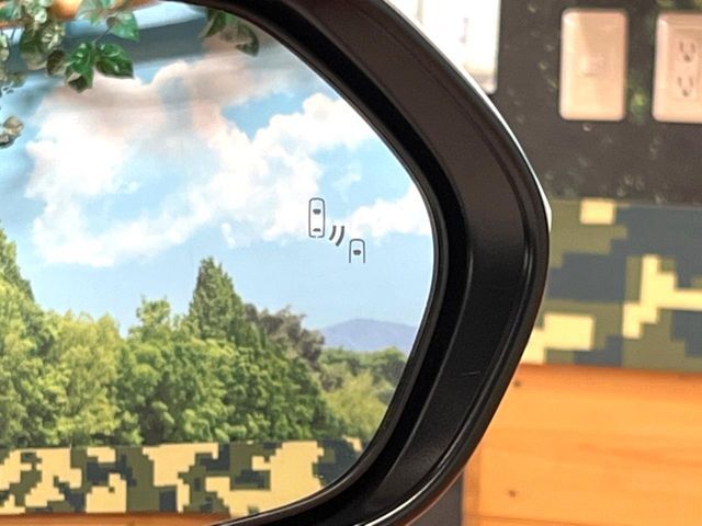 【ブラインドスポットモニター】走行中、ドアミラーの死角になりやすい箇所に後続車が接近するとサイドミラーのレンズに警告を表示！ドライバーに注意喚起をしてくれます。