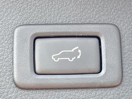 【パワーバックドア】スマートキーや運転席のボタンを押すだけでリアゲートが自動で開閉します！荷物を持っている時や、高い位置にあるバックドアを閉める際に便利な機能です♪
