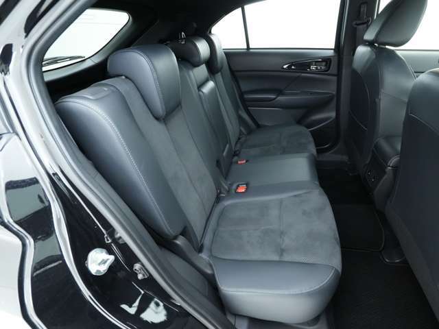 後席です！程よく弾性保った座席シートは綺麗な状態を維持しており、長時間のドライブでも快適に過ごすことが出来ます！