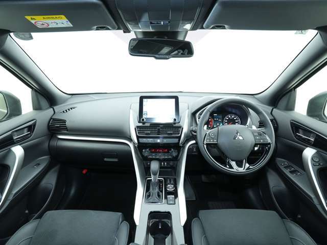 インパネ廻りと運転席です！多機能ながらもスッキリとまとまったインパネ廻りは運転操作に迷いにくくなっております！