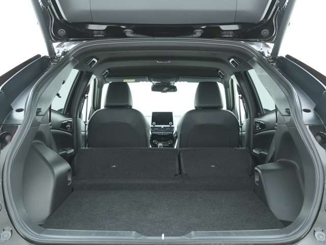 後席を折り畳むことで大容量の荷室を確保することが出来ます！家具などを積み込むことも出来ますので、引っ越し作業等にも大活躍いたします！