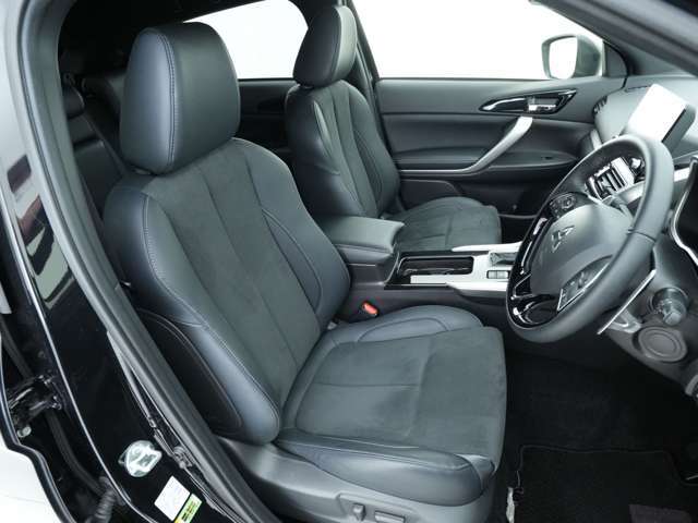 運転席です！広めの室内に加えて足元にも余裕がありますので、長時間の運転でも疲れにくくなっております！