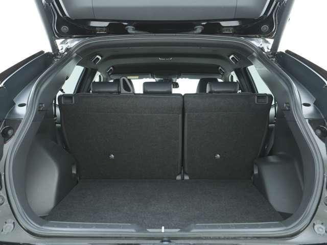 後席が起きている状態でも余裕を持って積みこむことが出来るだけの広さが確保された荷室です！買物や日帰り温泉などの際にも役立ちます！