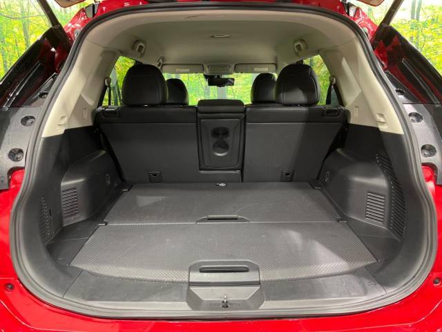 普段のお買い物や通勤、送迎等に十分な荷室スペースを確保しております。セカンドシートを倒すと、大きな荷物の積載も可能です♪