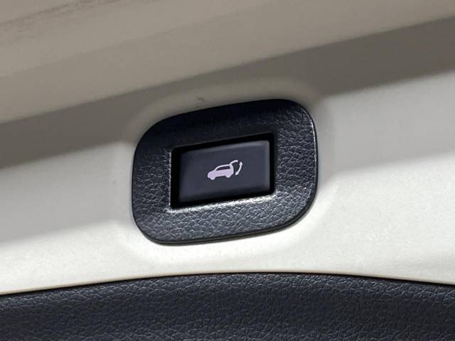 【パワーバックドア】スマートキーや運転席のボタンを押すだけでリアゲートが自動で開閉します！荷物を持っている時や、高い位置にあるバックドアを閉める際に便利な機能です♪