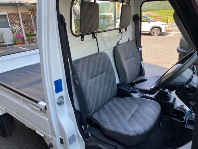運転席シートの画像です。傷みなくとても綺麗です。是非現車をみてください。綺麗さに驚きますよ。
