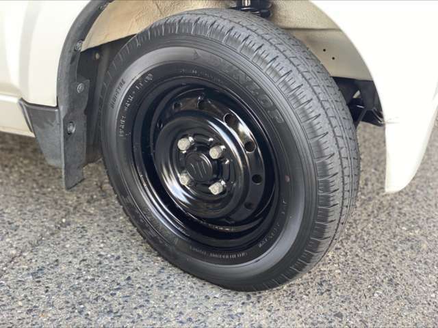 12インチのブラックスチールホイールです。とてもかっこいいですよ♪　タイヤの溝もしっかりあります。