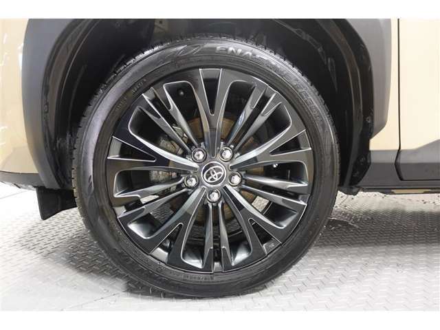 純正アルミ付！このデザインが車両を引き締まった感じにしてくれますね！！