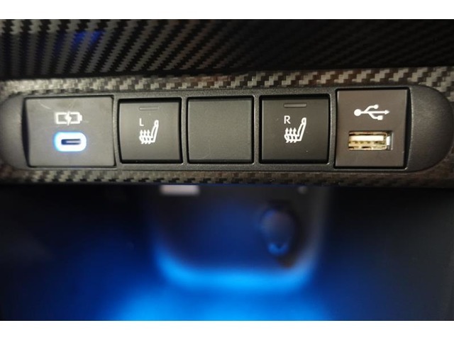 心も体も温めてくれるシートヒーター完備しています。