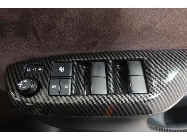オールオートですので運転席からどの席の窓でも全閉全開が簡単に出来ますよ。