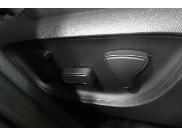 ドライバーシートの高さは調整機能もついておりますので、小柄な方でも運転しやすい姿勢に合わせられます。