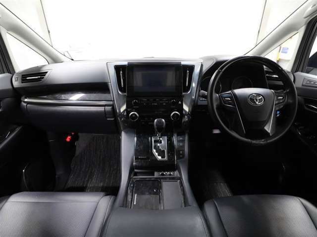 上質で落ち着いた印象のインパネ。視界も広々で運転しやすいです。