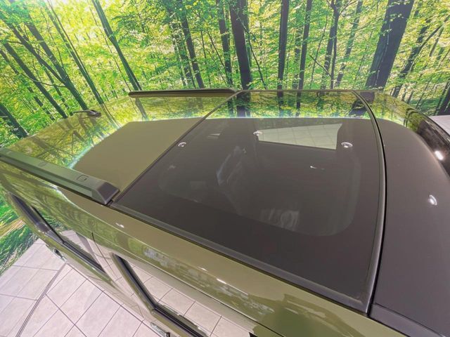 【ガラスルーフ】大型のガラスルーフ搭載で車内の解放感が一気にアップ！開放的なドライブをお楽しみいただけます。