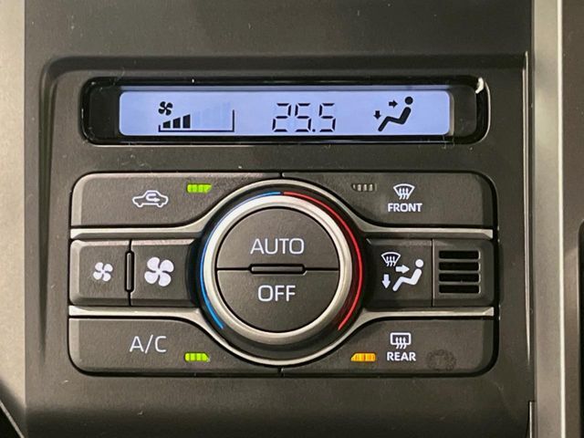 【オートエアコン】一度お好みの温度に設定すれば、車内の温度を検知し風量や温度を自動で調整。暑い…寒い…と何度もスイッチ操作をする必要はありません。快適な車内空間には必須の機能ですね♪