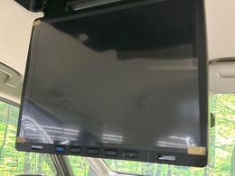 【フリップダウンモニター】大画面モニターで後席でもエンタメをお楽しみいただけます。小さなお子様にも大人気の装備です♪