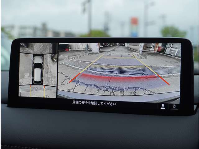 360°ビューモニターでは前後左右4つのカメラ映像をさまざまな走行状況に応じて切り替えてセンターディスプレイに表示することで、駐車時や狭い道でのすれ違い時、見通しの悪い交差点進入時でも安心感を高めます
